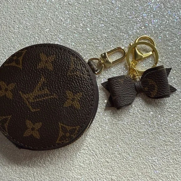 Mini Monogram keychain bow - Picture 4 of 5